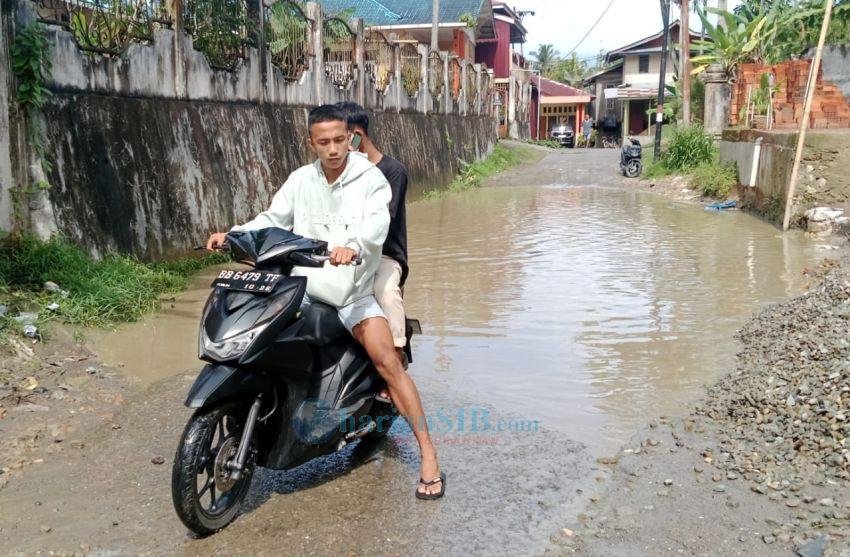 Genangan Air Setinggi Lutut di Jalan Mistar Gunungsitoli Resahkan Warga