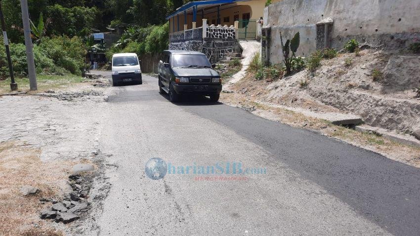 PT RSI Perbaiki Jalan Berlubang di Kota Turis Parapat Simalungun