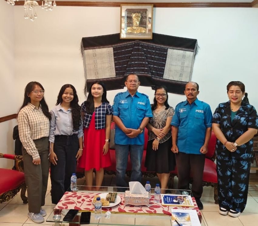 Paduan Suara Clarabelle SMAN 12 Medan Audiensi ke Harian SIB