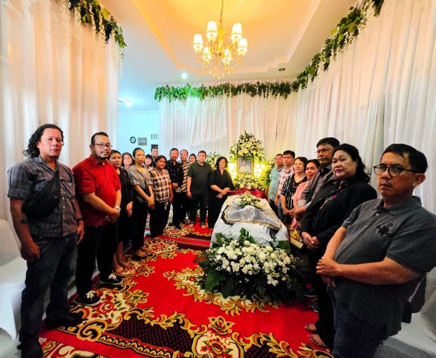 Keluarga Besar SIB, PWI, Anggota DPR RI Melayat Wartawan Senior Eddy Bukit