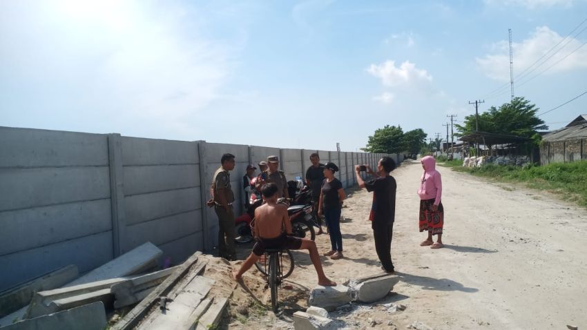 Satpol PP Deliserdang Tinjau Pembangunan Pagar di Pantailabu yang Miliki PBG