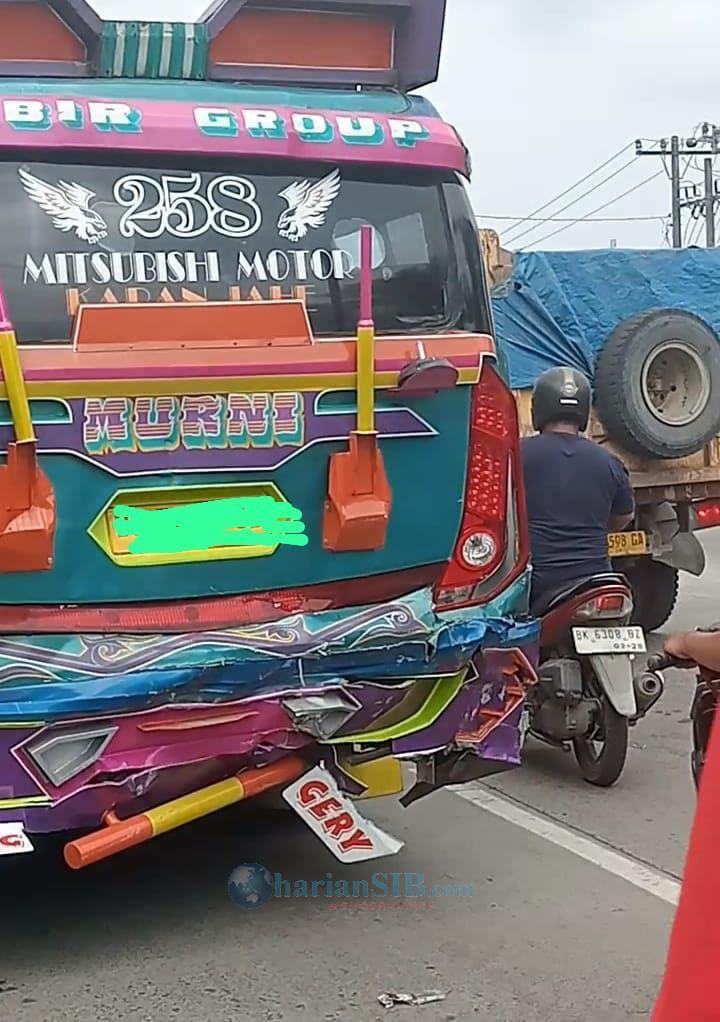Belakang Bus Murni Ringsek Ditabrak Truk Pasir di Depan Polda Sumut