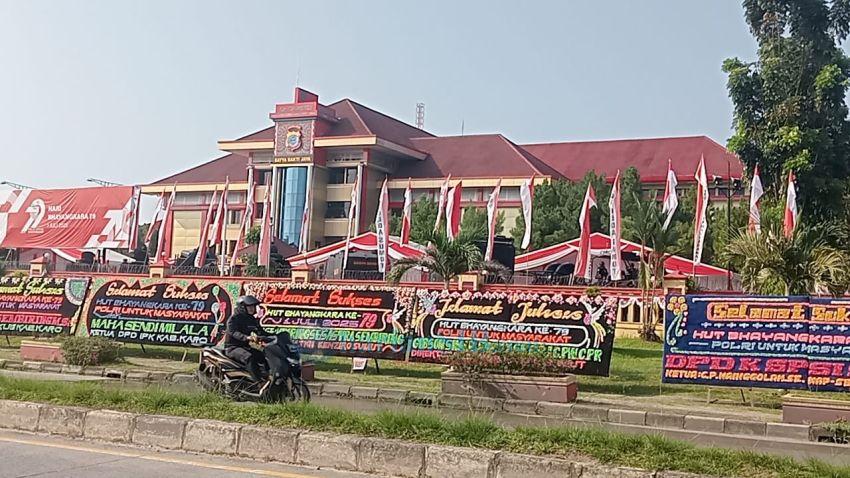 Papan Bunga Terbentang 8 Km Warnai HUT ke-79 Bhayangkara