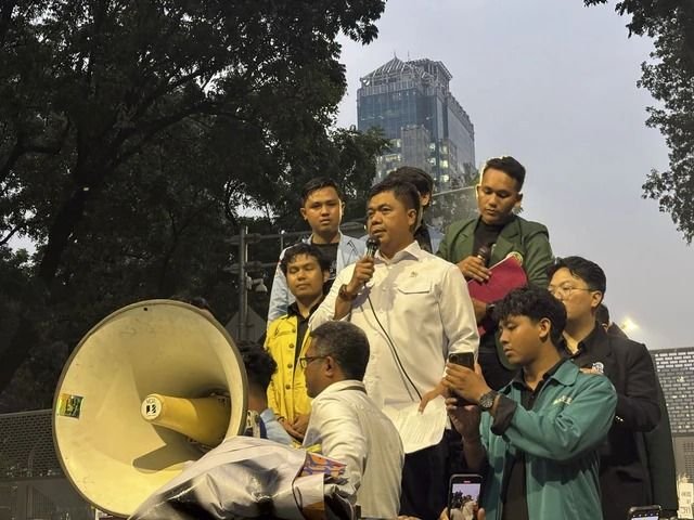 Wamensesneg Temui Massa BEM SI, Janji Sampaikan 11 Tuntutan ke Prabowo