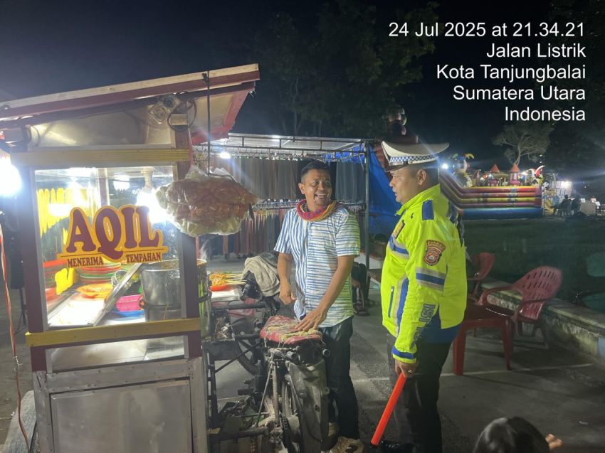 Satlantas Sosialisasikan Operasi Patuh Toba kepada Pedagang di Tanjungbalai pada Malam Hari