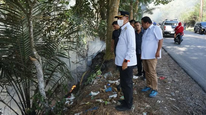 Bupati Taput Turun Langsung ke Lokasi Kebakaran Lahan yang Diduga Terbakar Akibat Puntung Rokok
