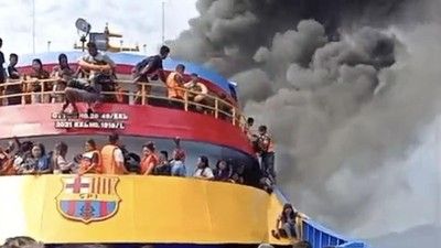2 Kapal TNI AL Diterjunkan Evakuasi Korban Kebakaran KM Barcelona