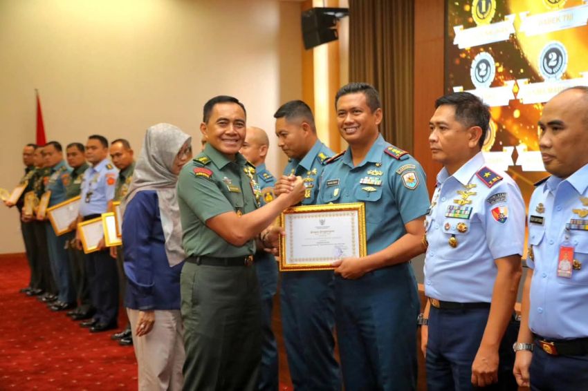 Lanal TBA Peringkat III Nasional Kategori Laporan Keuangan dari Kemenhan RI