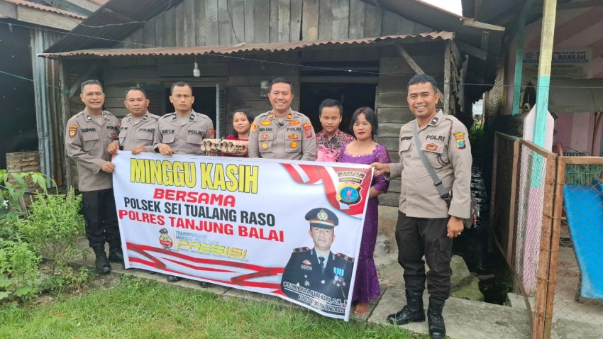 Polsek STR Beri Bantuan Sembako kepada Warga