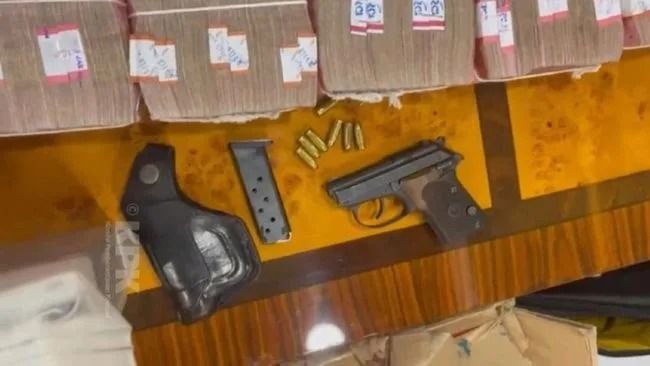 KPK Temukan Uang Rp 2,8 M dan Dua Senjata Api