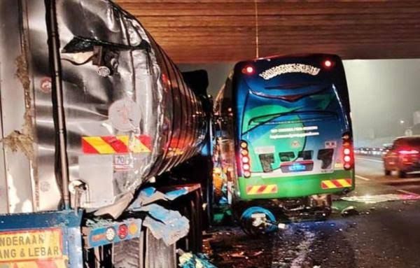 Bus Pariwisata Tabrakan dengan Truk di Malaysia, 2 WNI Tewas