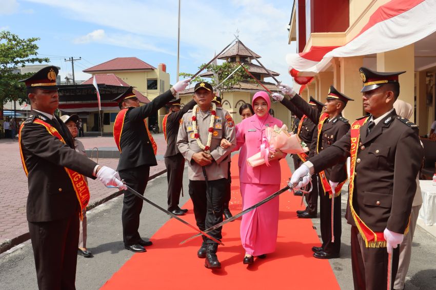 Tradisi Pedang Pora Warnai Pelepasan Kapolres AKBP Yon Edi Winara di Tanjungbalai