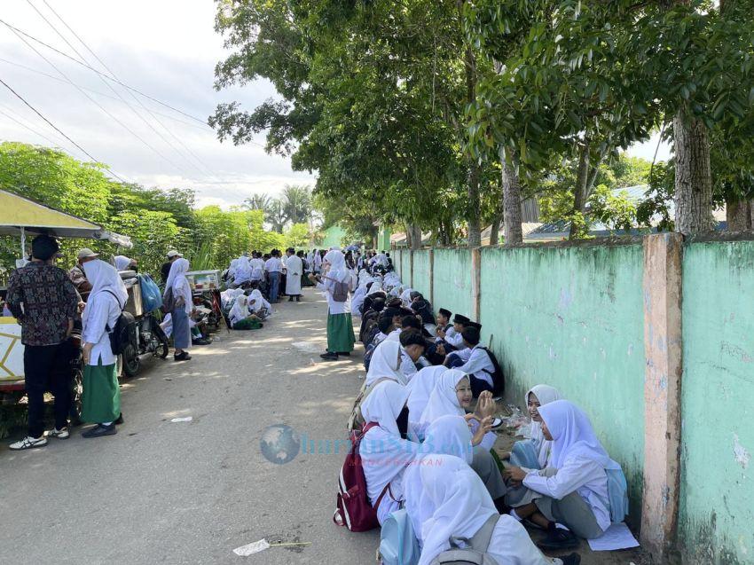 Disegel, Pelajar MTs dan MA Al-Washliyah di Galang Belajar Diluar Pagar Sekolah