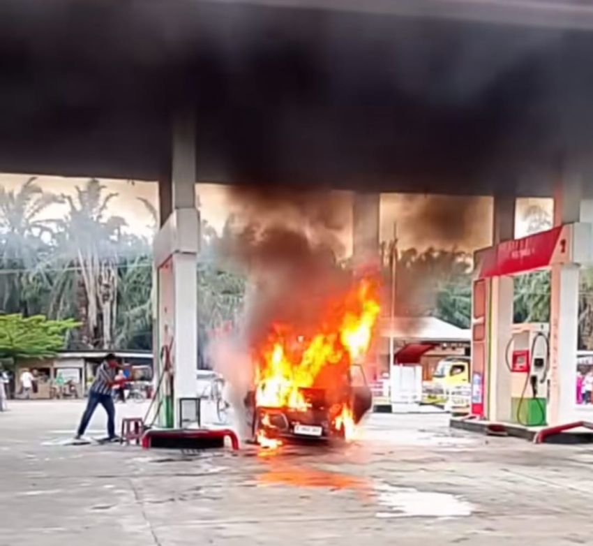 Mobil Avanza Terbakar di SPBU Pasir Julu