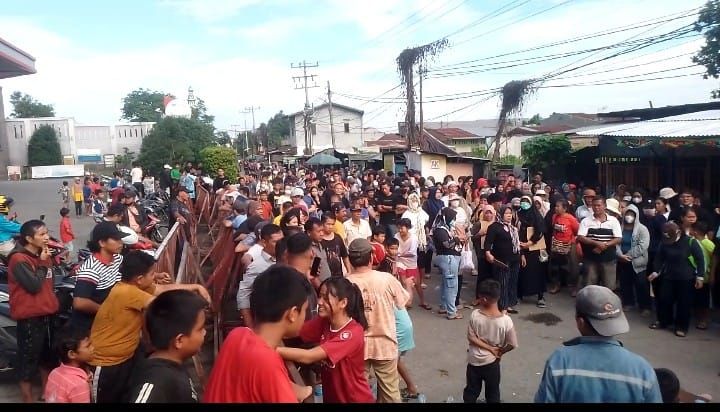 Hadang Eksekusi Pengosongan Lahan, Ratusan Warga Medan Deli Blokir Jalan Alumunium 1