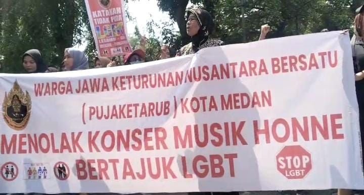 Ratusan Massa PUJAKETARUB Tolak Konser HONNE di Medan