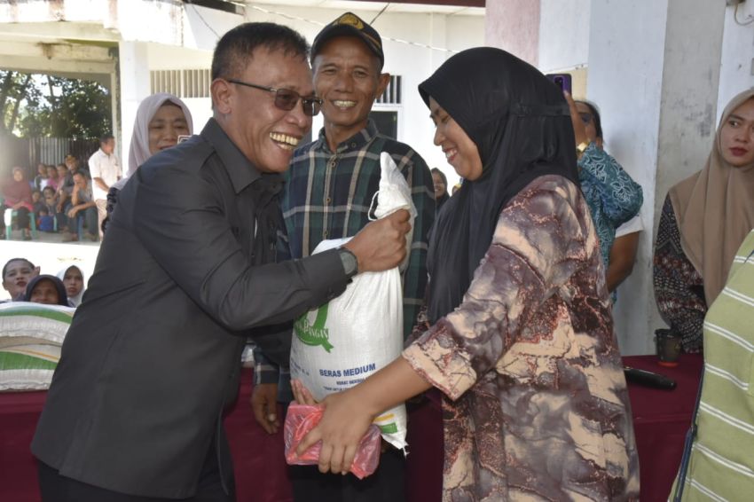 Bupati Tapteng Bersama Bulog Salurkan Bantuan Pangan Beras