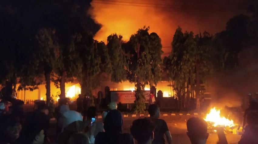 Unjuk Rasa di Kediri Ricuh, Markas Polres Dirusak, Gedung DPRD Dibakar