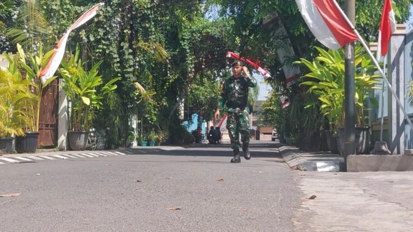 TNI dan Polisi Berjaga di Jalan Masuk Rumah Jokowi di Solo