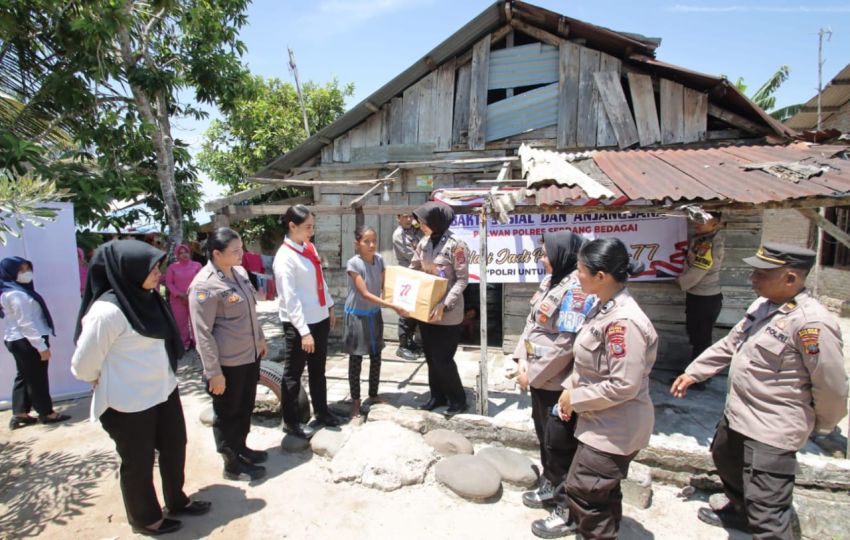 Polwan Polres Sergai Bantu Korban Angin Puting Beliung