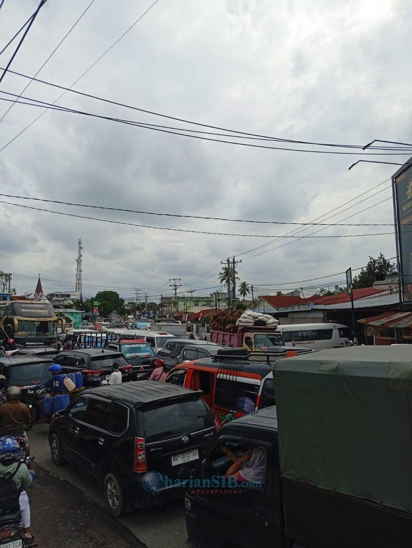 Arus Lalulintas Macet di Simpang Dua, Pengendara Saling Mendahului