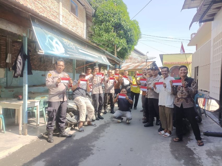Jelang HUT RI ke-80, Polsek TBS Bagi Bendera Merah Putih kepada Warga