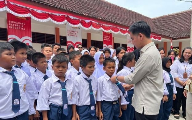 Tinjau SRMP 1 Deli Serdang, Wapres Gibran Rapikan Dasi dan Tali Sepatu Siswa