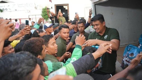 Bobby Nasution Bagikan Ratusan Paket Sembako ke Driver Ojol