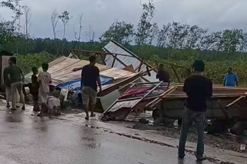 Dua Rumah dan Satu Warung Rubuh Diterjang Angin di Labura
