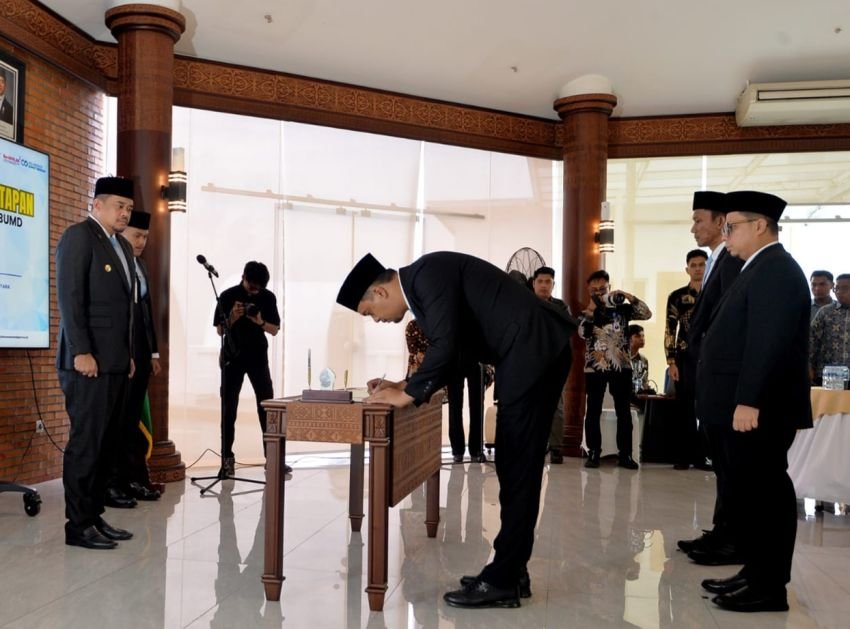 Lantik Dewas PD AIJ dan Direksi Perumda Tirtanadi, Bobby Sampaikan Pesan Penting