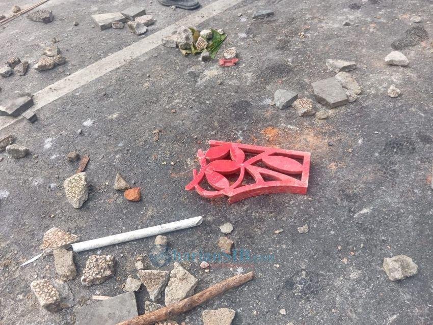 Usai Demo, Batu-batu Berserakan di Jalan Iman Bonjol Medan