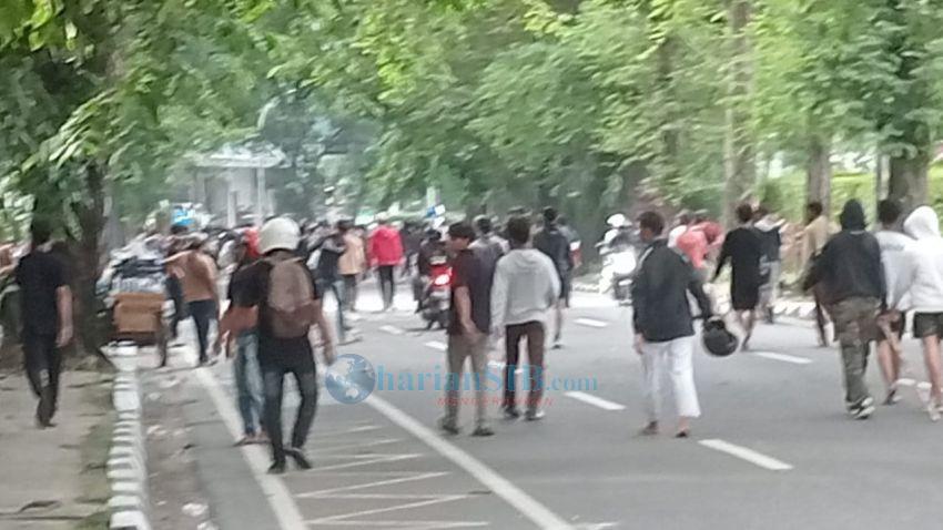 Massa Blokade Simpang Jalan Imam Bonjol