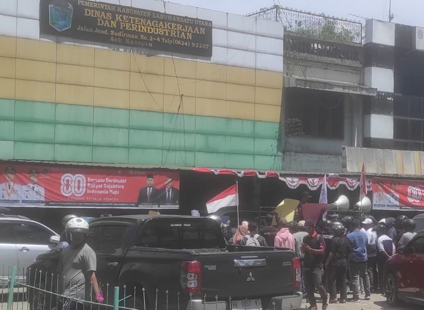 Buruh FSPMI Demo di Disnakerin Labura, Desak PT AAL Bayar Pesangon dan THR