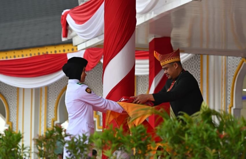 Peringati HUT ke-80 Kemerdekaan RI, Gubernur, Wagub dan Sekdaprov Kompak Pakai Baju Adat