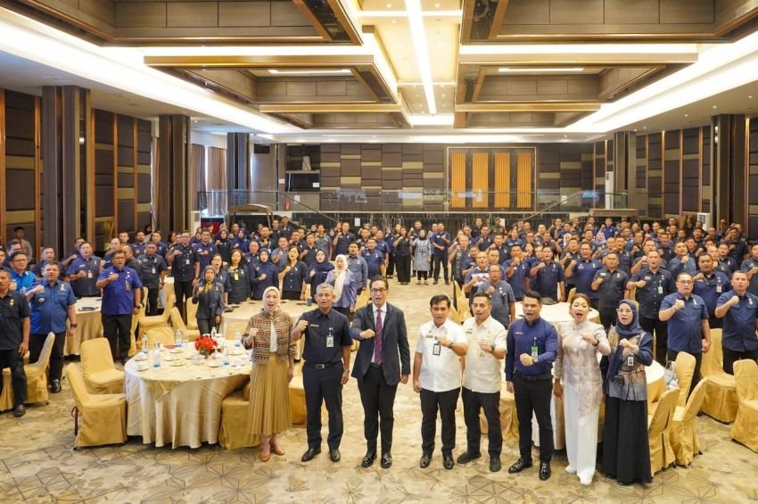 Rico Waas: Segelas Air Simbol Pelayanan