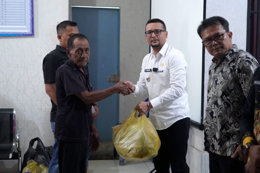 Bupati Labusel Serahkan Bantuan Kepada Korban Bencana Angin Puting Beliung di Desa Sabungan