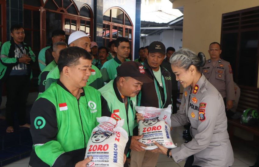Polres Pematangsiantar Doa Bersama dan Bagikan Beras ke Ojol