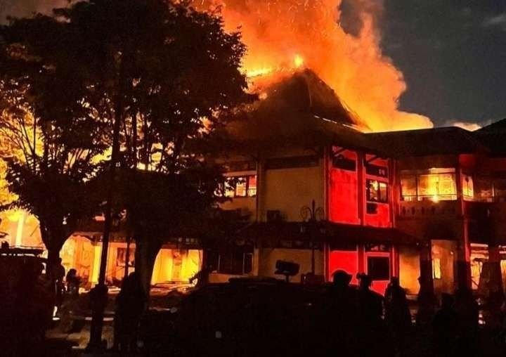 Gedung DPRD Solo Dibakar Massa