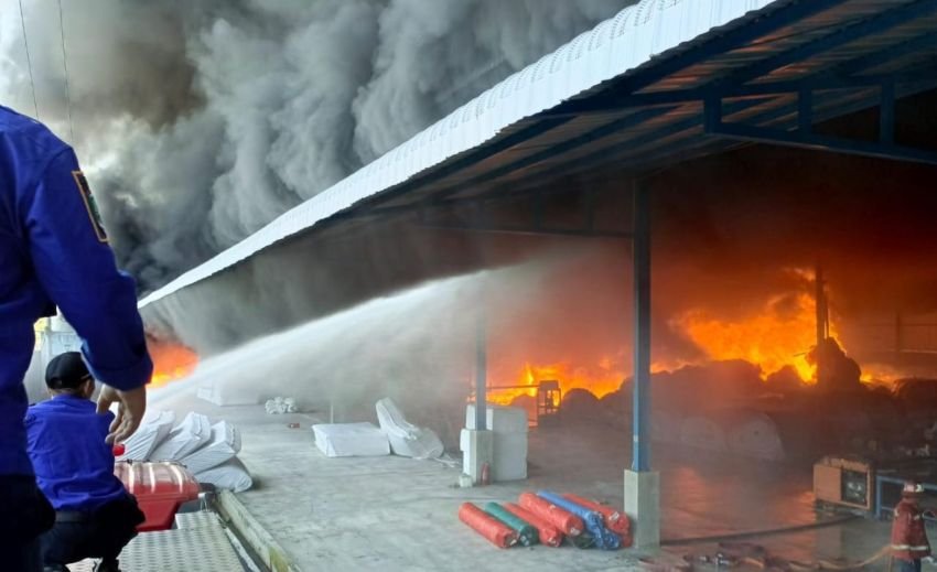 Pabrik Tikar Busa Plastik di Binjai Ludes Terbakar