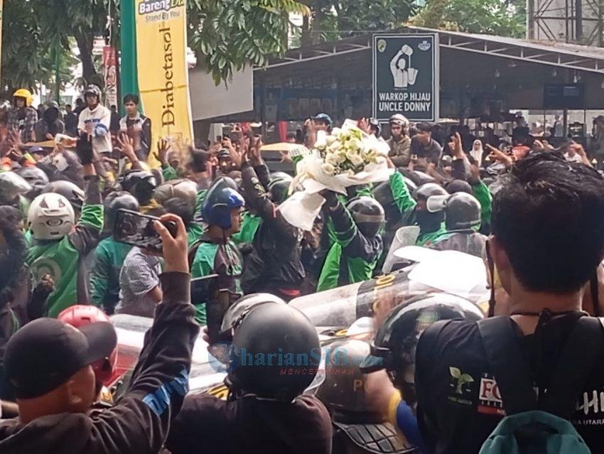 Unjuk Rasa di Medan Ricuh, Polisi Dilempari Batu hingga Arus Lalu Lintas Macet Total