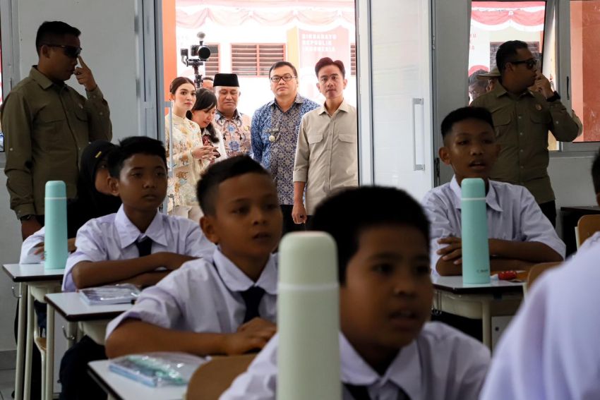 Didampingi Asri Ludin Tambunan, Wapres Gibran Janjikan Laptop Usai Tinjau Sekolah Rakyat di Kutalimbaru, Deliserdang