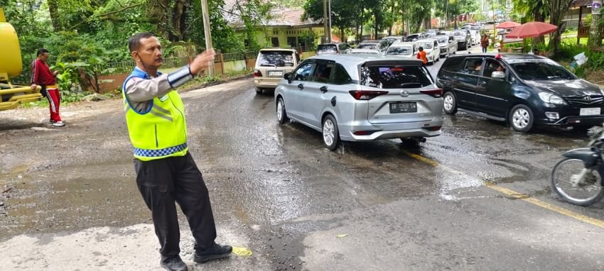 Bus Pariwisata Mogok di Sibolangit, Arus Lalin Macet Buka-Tutup Selama 4 Jam