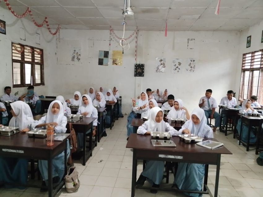 Perdana, SPPG Polres Tanjungbalai Salurkan Makan Bergizi Gratis ke Sekolah di Teluk Nibung