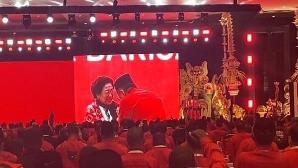 Megawati Sambut Kedatangan Hasto Kristiyanto di Kongres PDIP