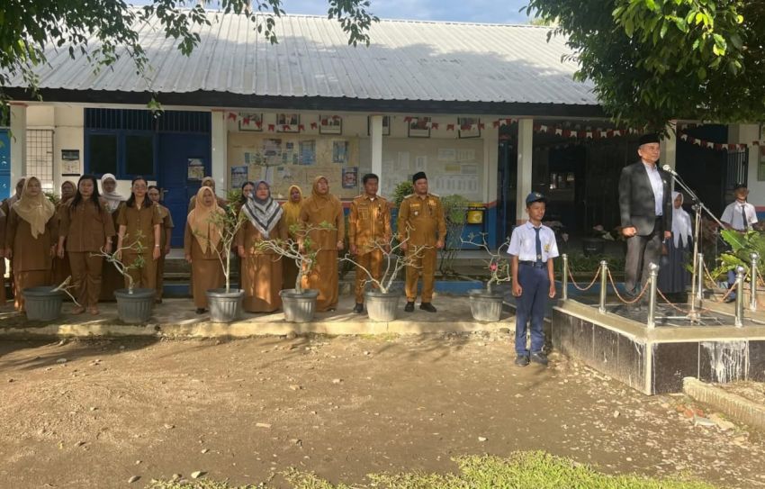 Anggota DPRD Labura Lumba Munthe Pembina Upacara Penaikan Bendera di SMP Negeri I Na IX-X, Kasek Terharu
