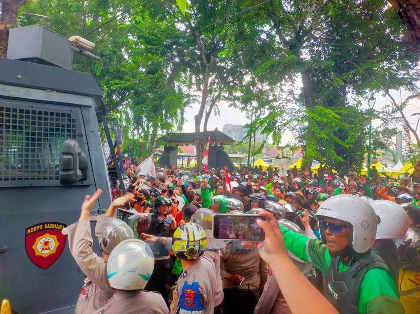 Massa Ojol Hadang Rantis di DPRD Sumut, Suasana Ricuh Dipicu Trauma Tragedi Jakarta