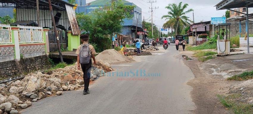 Tumpukan Material Proyek Tanpa Plang Berpotensi Bahayakan Pengguna Jalan