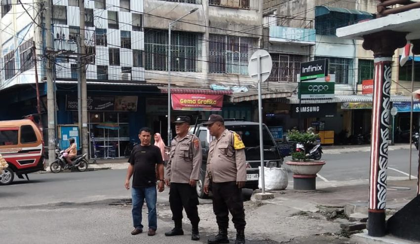 Melihat Polisi Datang, Pengamen Punk di Jalan Bandung Membubarkan Diri