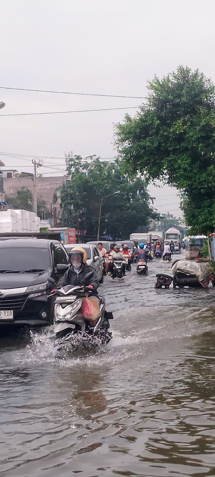 Diguyur Hujan Deras, Jalan Marelan Raya Terendam Banjir