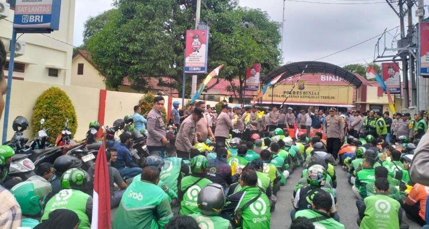 Doakan Almarhum Affan Kurniawan, Ratusan Ojol Binjai Gelar Aksi Damai di Mapolres Binjai